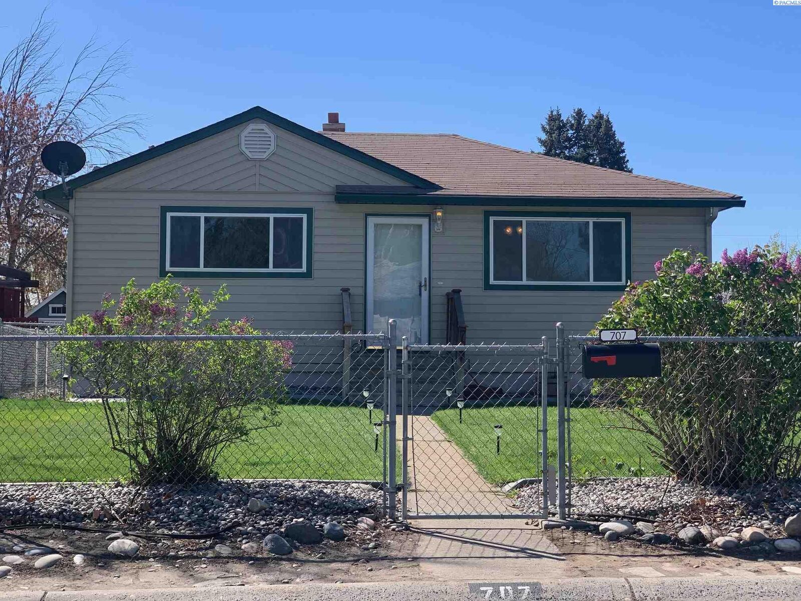 Property Photo: 707 Coast Street WA 99354