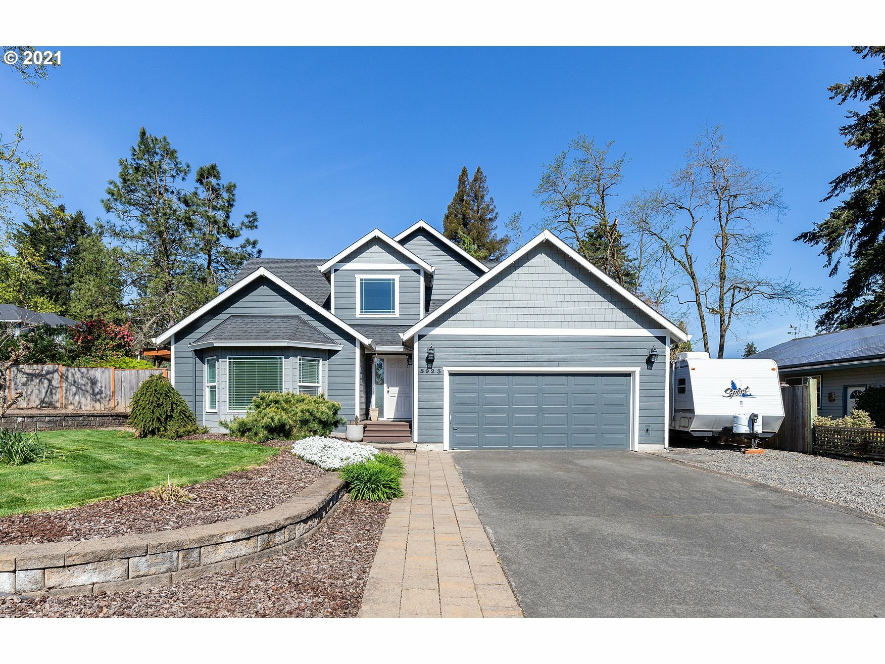 Property Photo: 5923 SE Iris Ct OR 97267