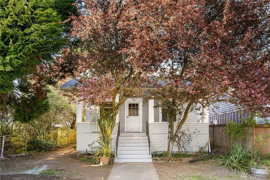 Property Photo:  510 N 102nd St  WA 98133 