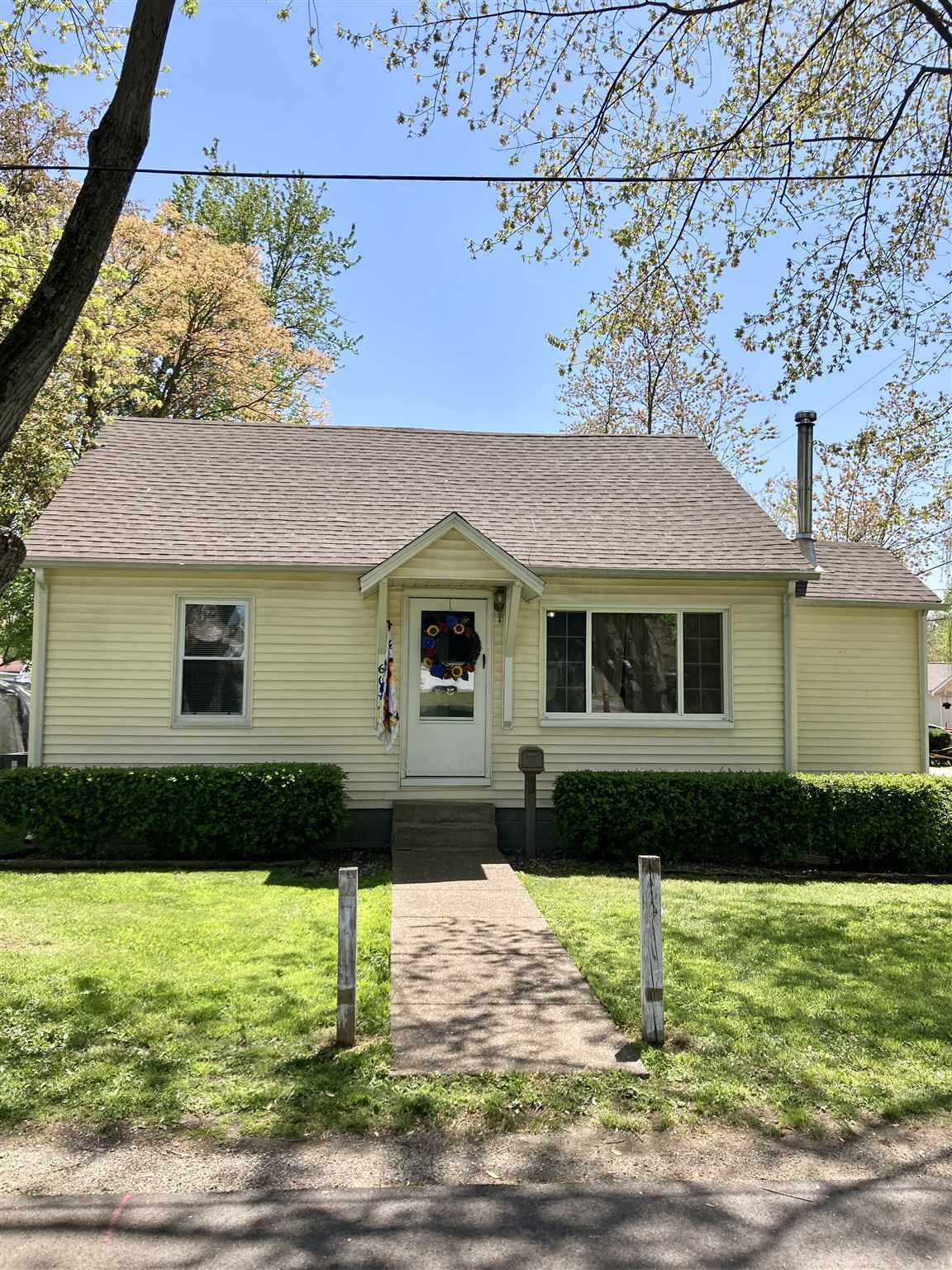 Property Photo:  603 E Short Elm Street  IN 47601-1825 