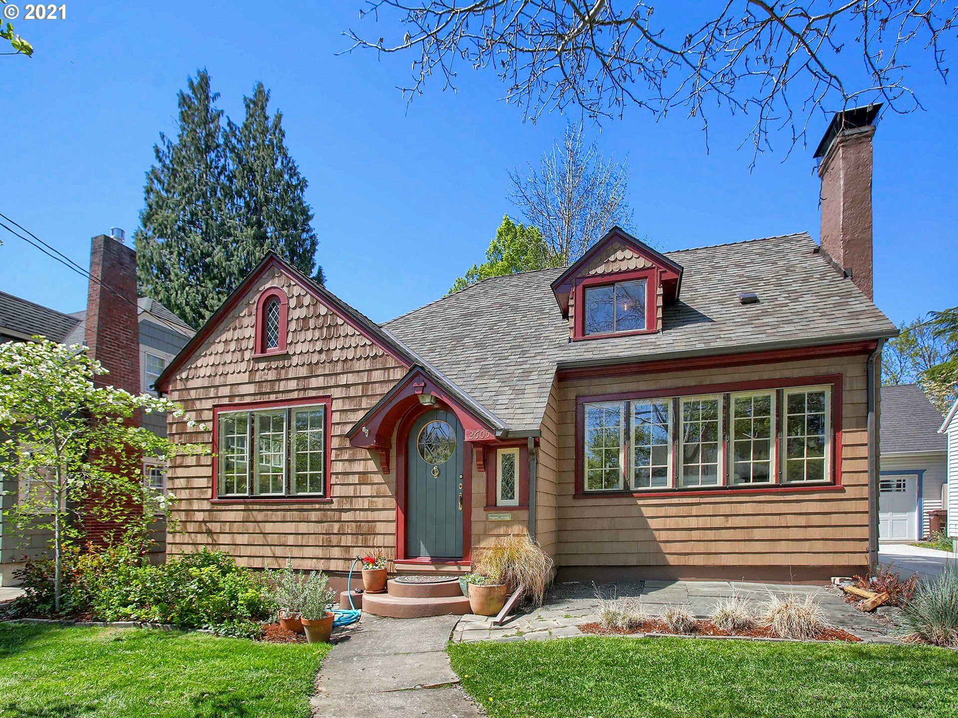 Property Photo: 2605 NE 35th Pl OR 97212