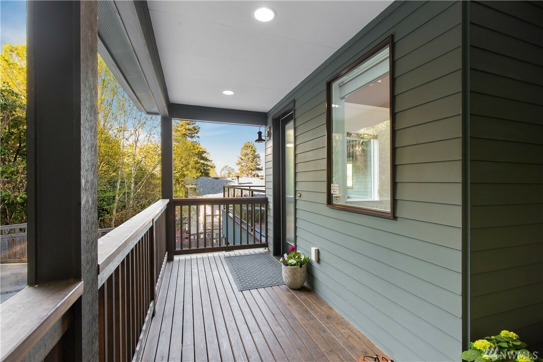 Property Photo:  2527 3rd Ave N  WA 98109 