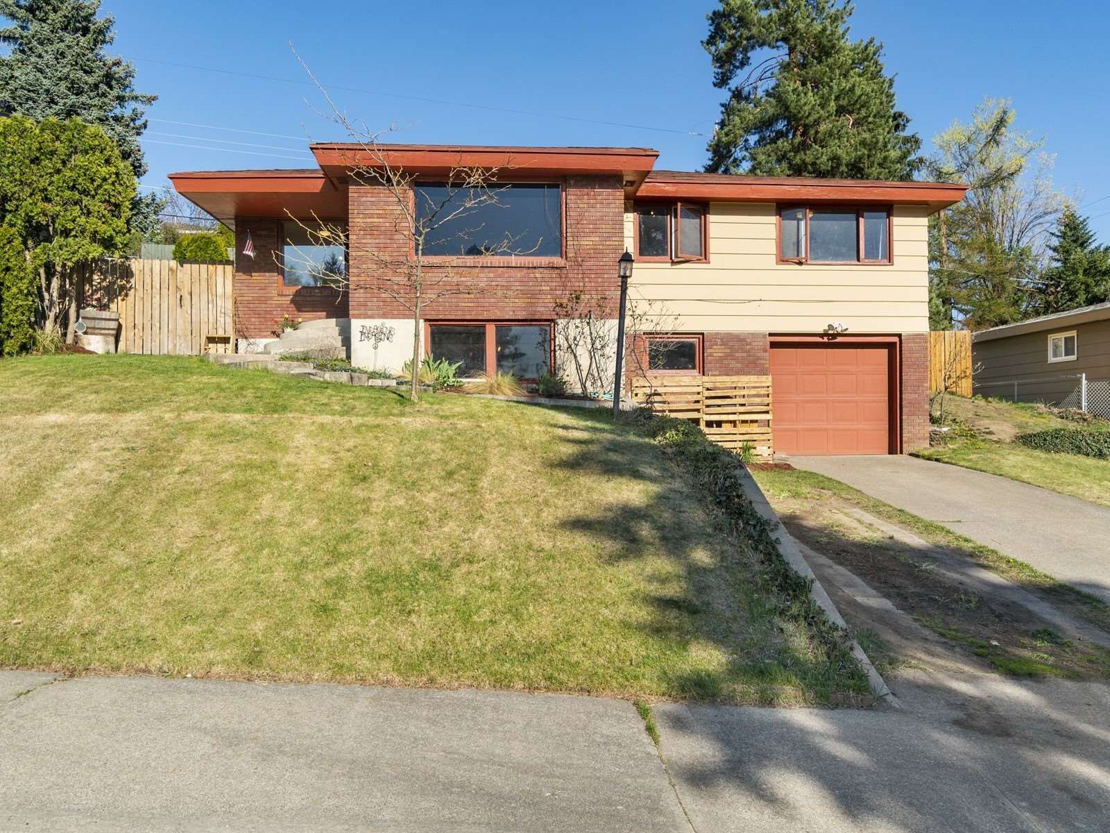 Property Photo:  5606 N Sutherlin St  WA 99205 