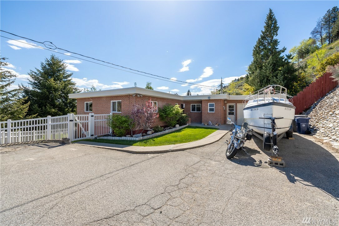 Property Photo:  1627 Cherry St  WA 98801 