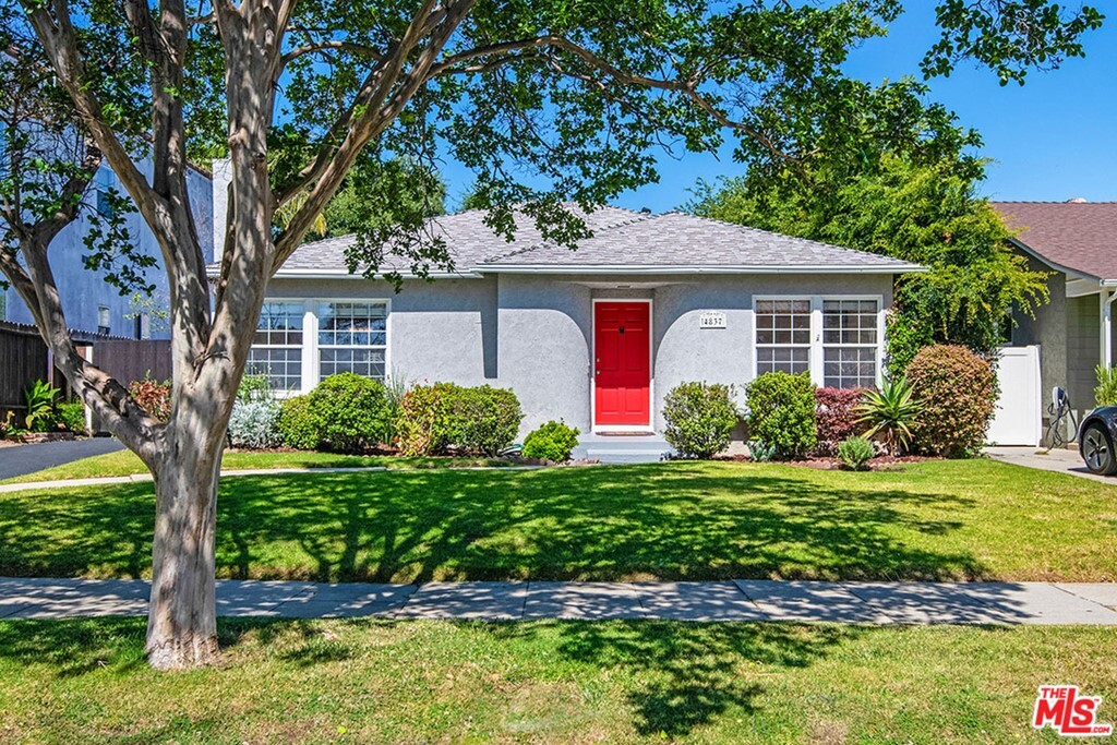 Property Photo: 4837 Calhoun Avenue CA 91423