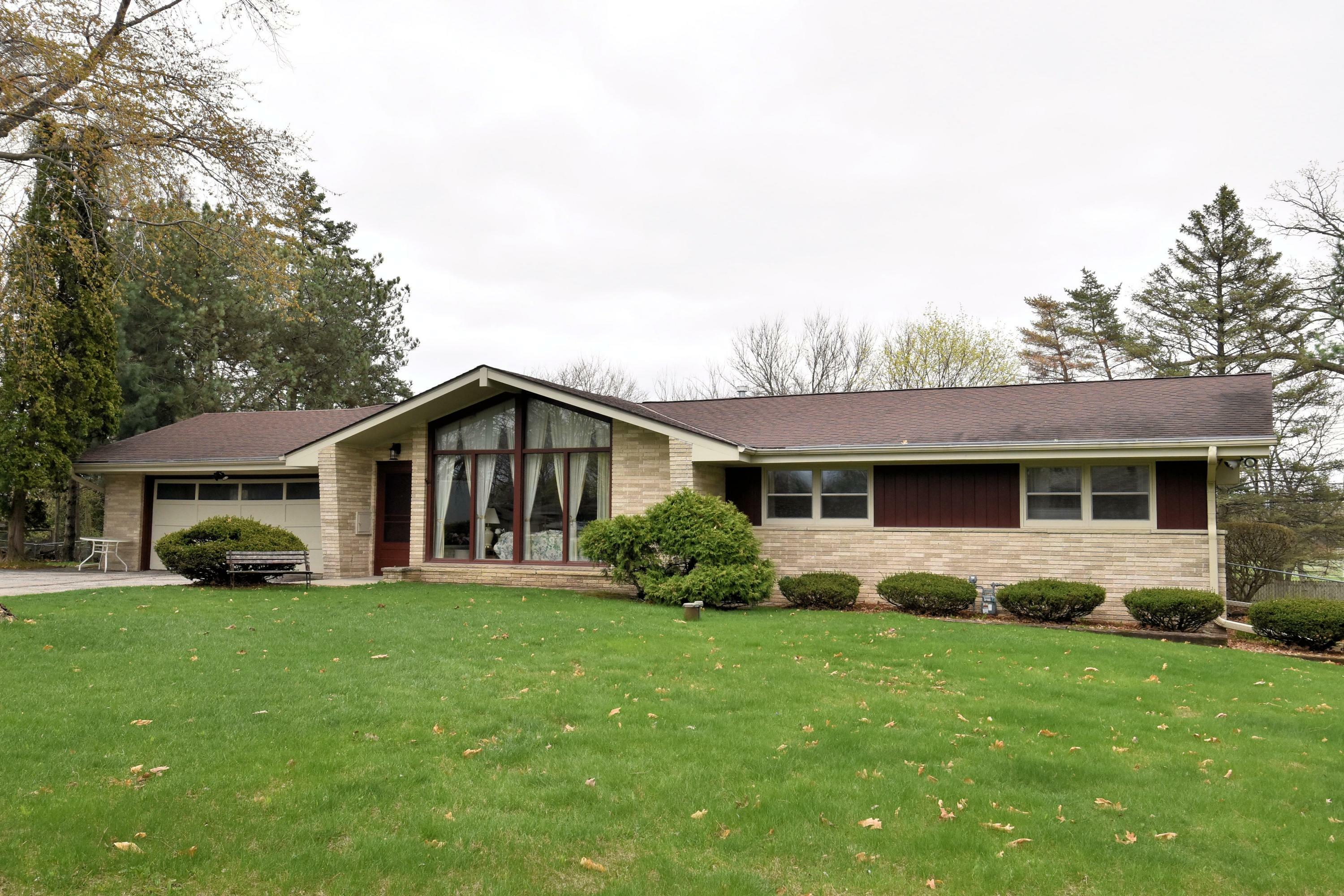 Property Photo:  816 Maple Way N  WI 53188 