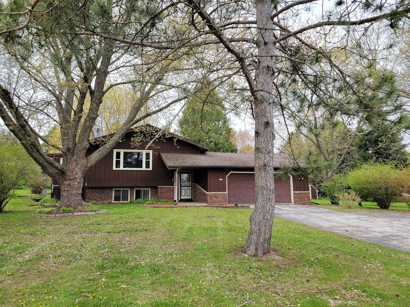 Property Photo:  2829 Farview Dr  WI 53076 