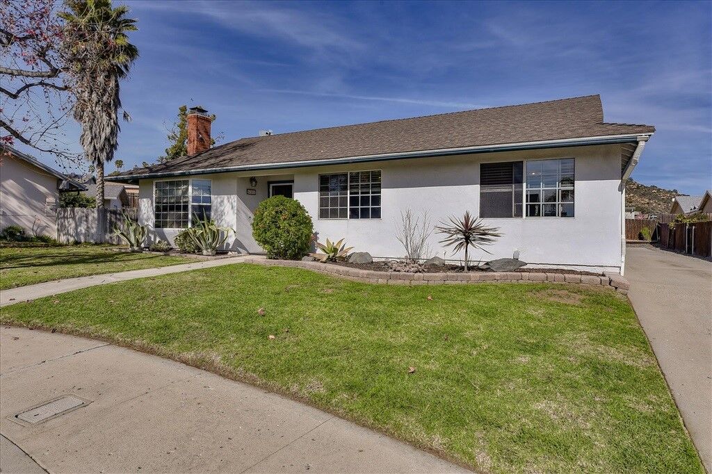 Property Photo: 684 Amys Pl CA 92027