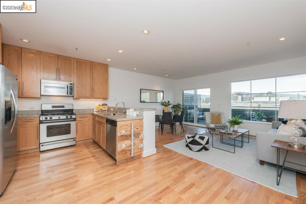 Property Photo:  371 30th Street 202  CA 94609 