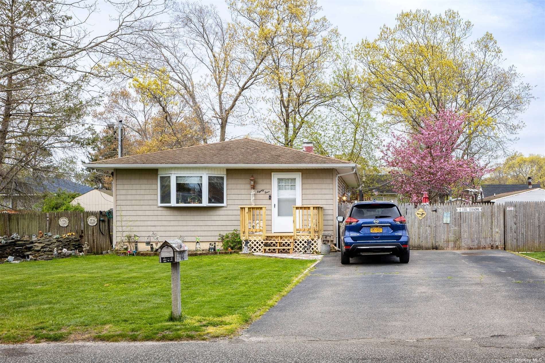 Property Photo:  84 Robinwood Drive  NY 11951 