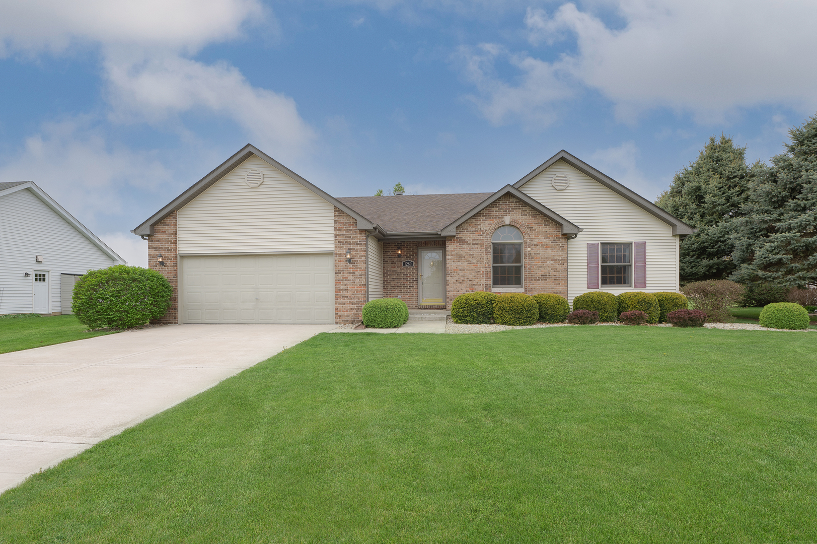 Property Photo: 1289 Deer Run Trail IL 60548