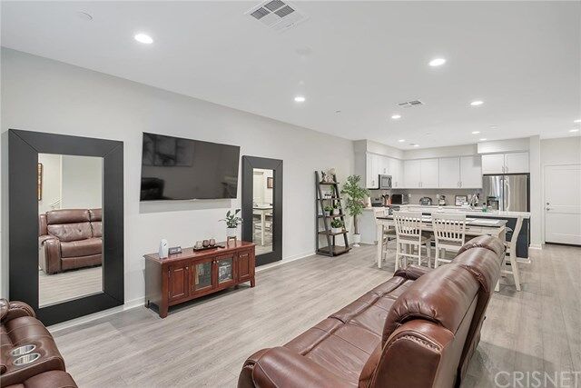 Property Photo:  115 Red Brick Drive 3  CA 93065 