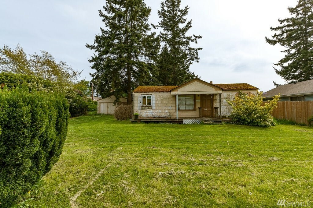 Property Photo:  747 E Whidbey Ave  WA 98277 