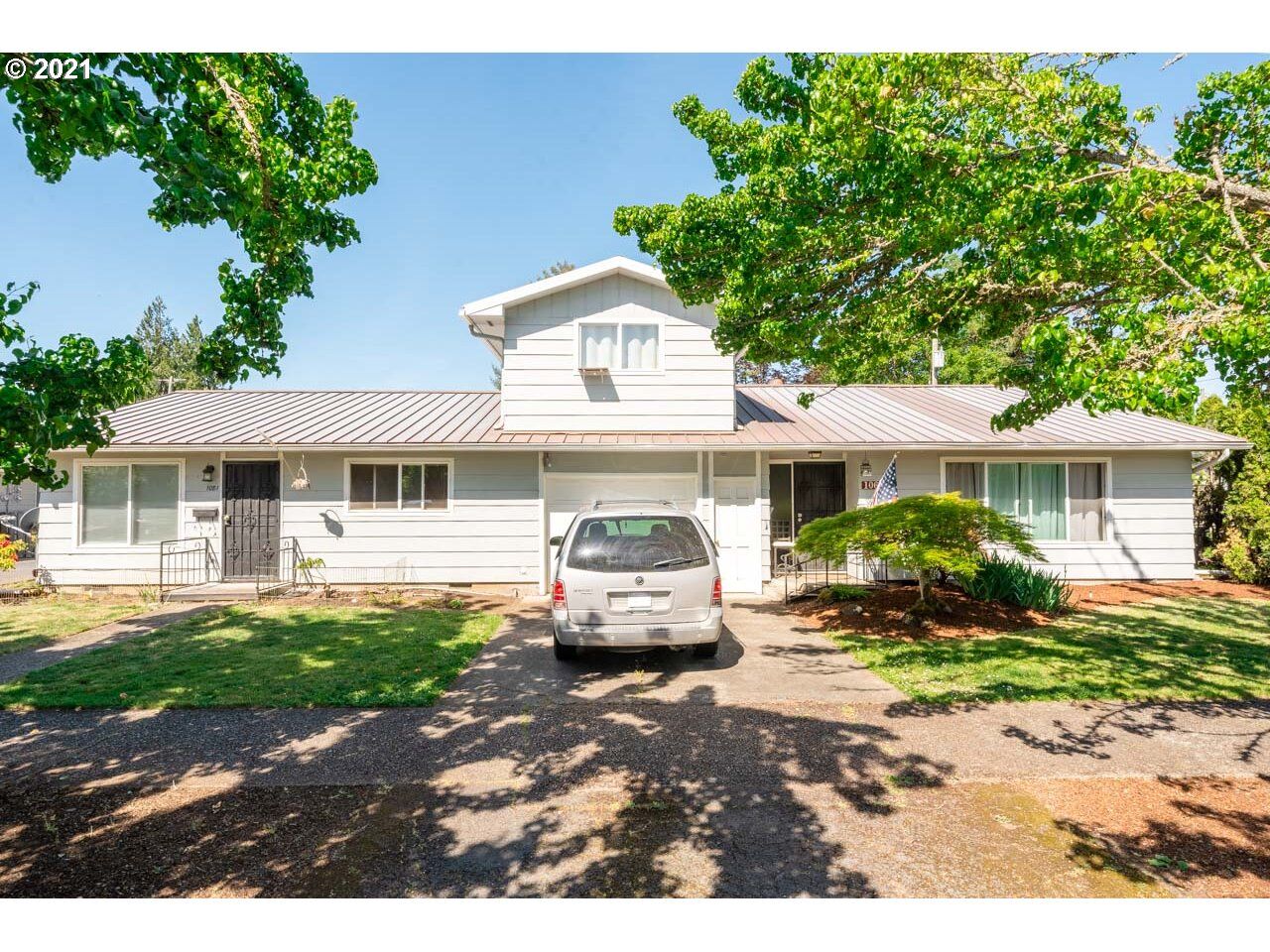 Property Photo:  1065/1081 SE Lewis St  OR 97338