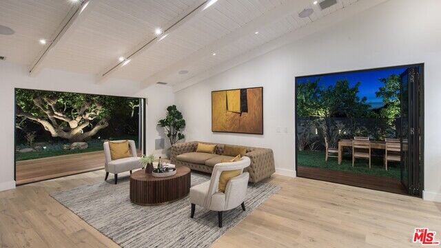 Property Photo:  9038  Meredith Pl  CA 90210 