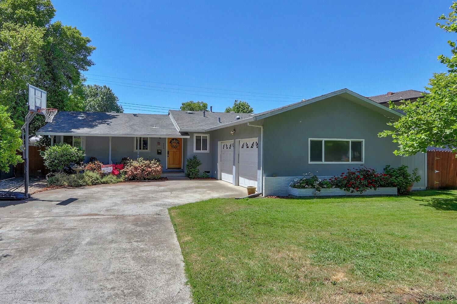 Property Photo: 926 Roeder Way CA 95822