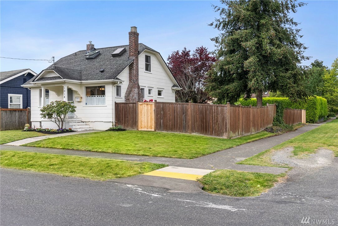 Property Photo:  1018 N Pine St  WA 98406 