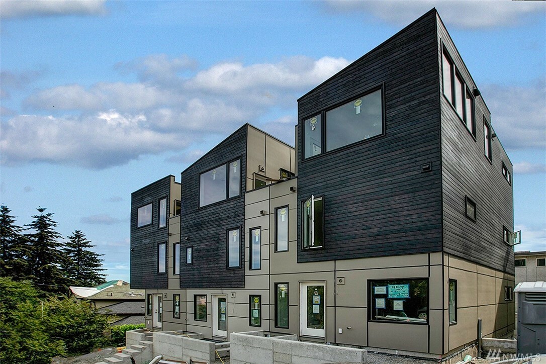 Property Photo: 951 N 43rd St N WA 98103