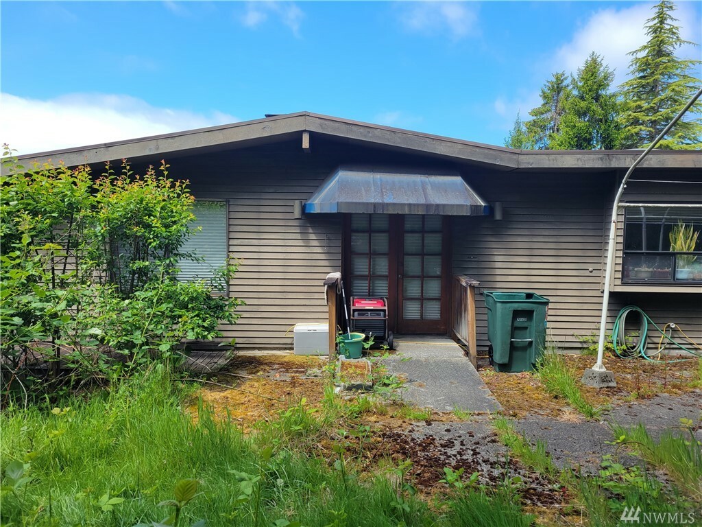 Property Photo:  17611 Talbot Rd  WA 98026 