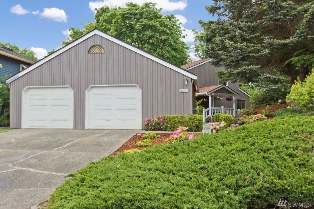 Property Photo: 2210 SE 8th Dr WA 98055
