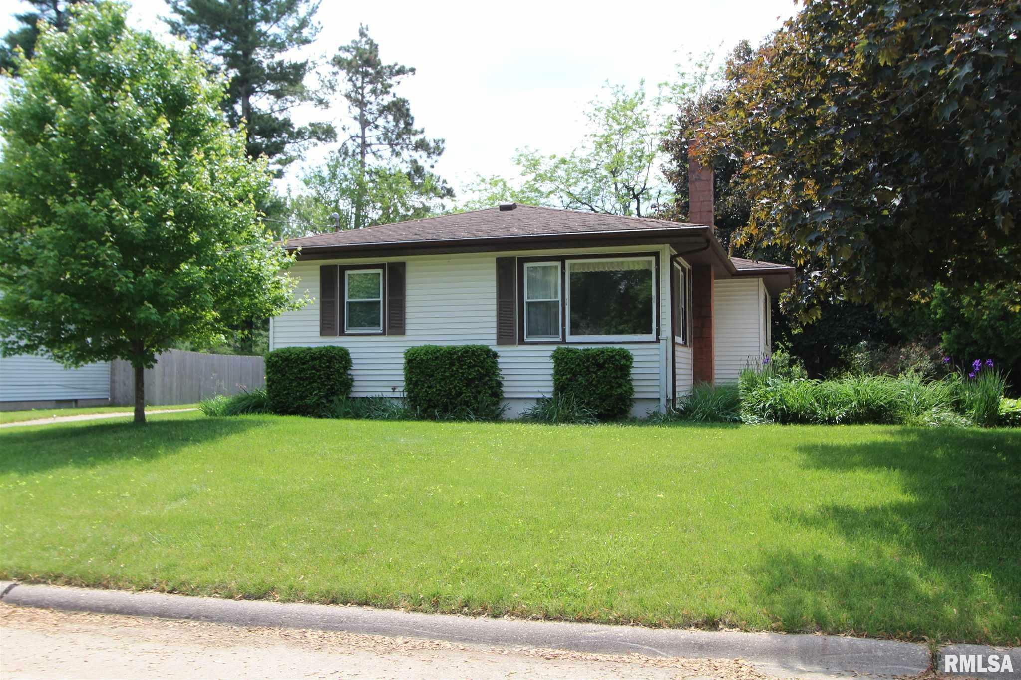 Property Photo:  822 Millcrest  IA 52732 