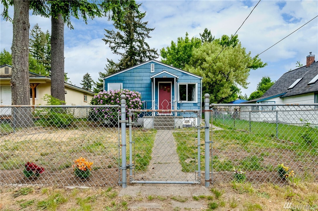 Property Photo:  2524 Barnett St  WA 98310 