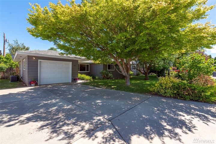 Property Photo: 1009 Berg Ave WA 98801