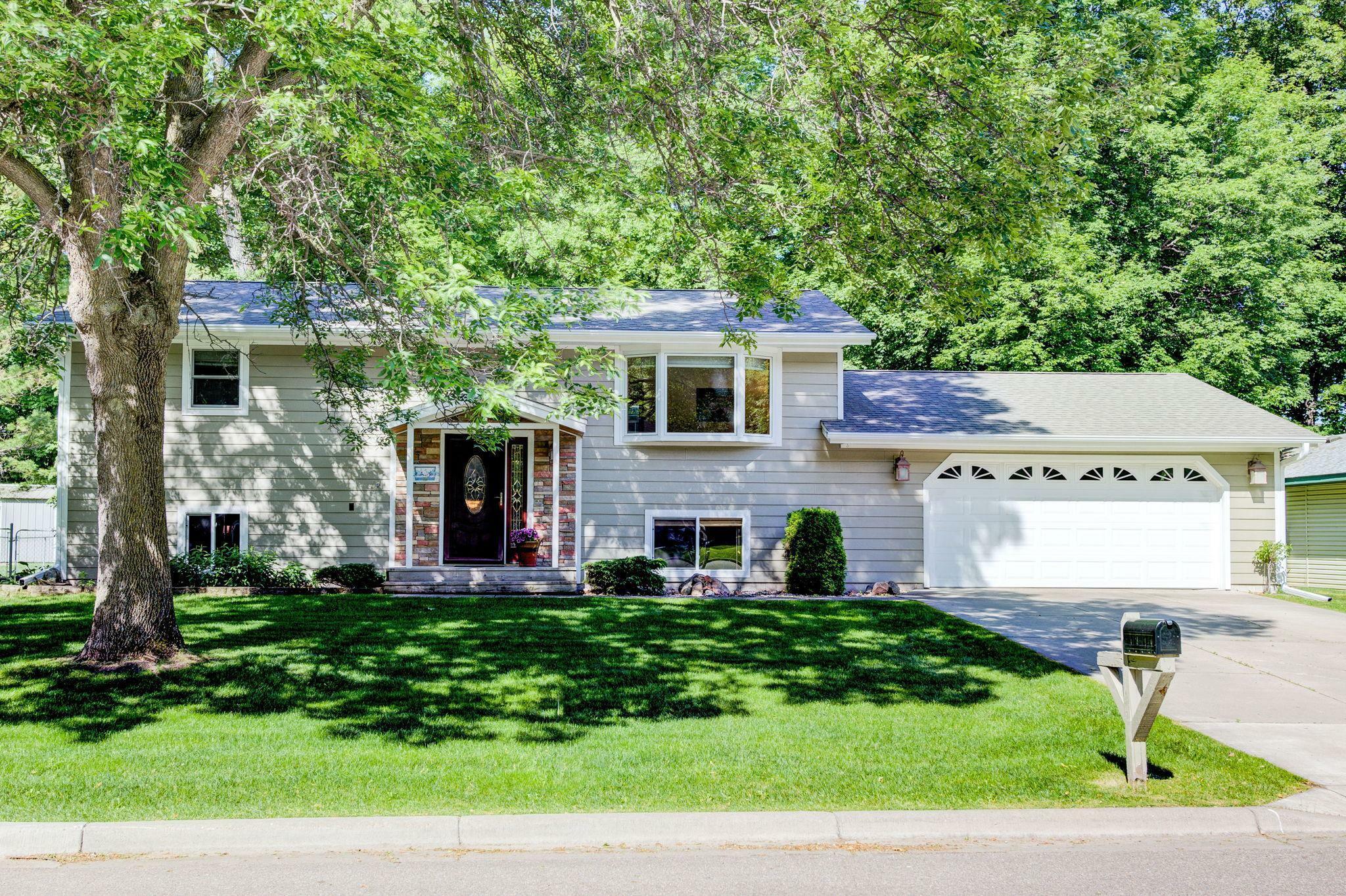 Property Photo:  128 Shadywood Lane  MN 55328 