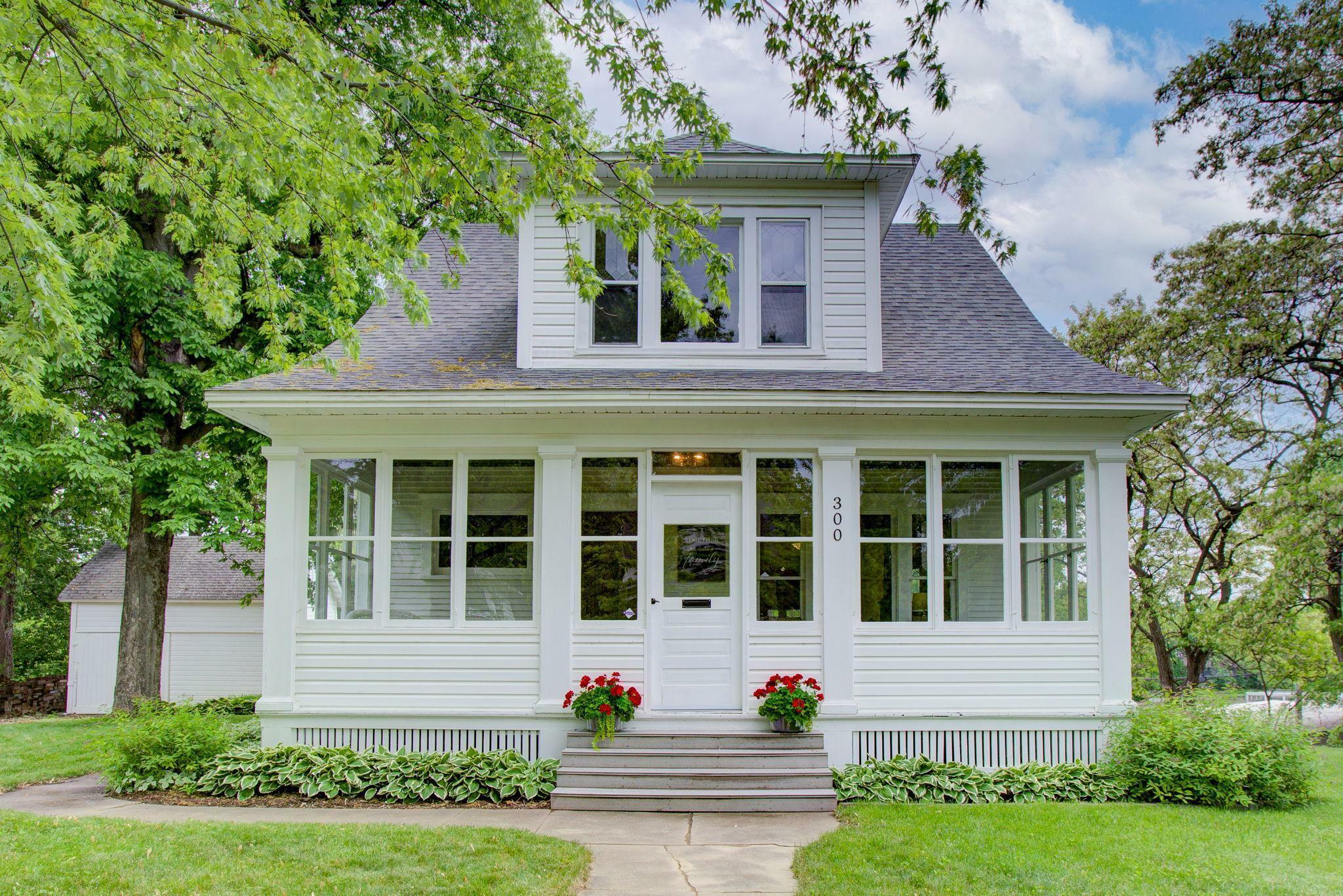 Property Photo:  300 Division Street E  MN 55313 