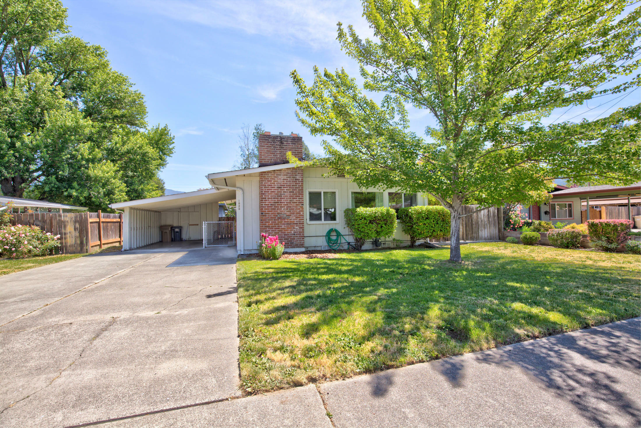 Property Photo:  1025 SE Fern Street  OR 97526 