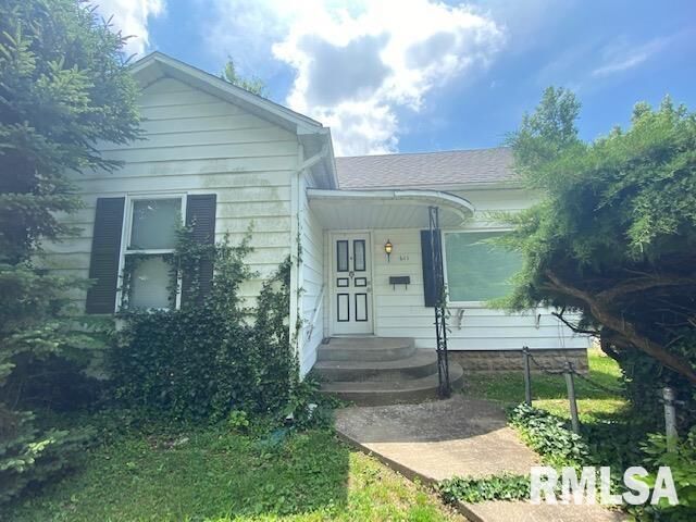 Property Photo: 611 E Boulevard IL 62959