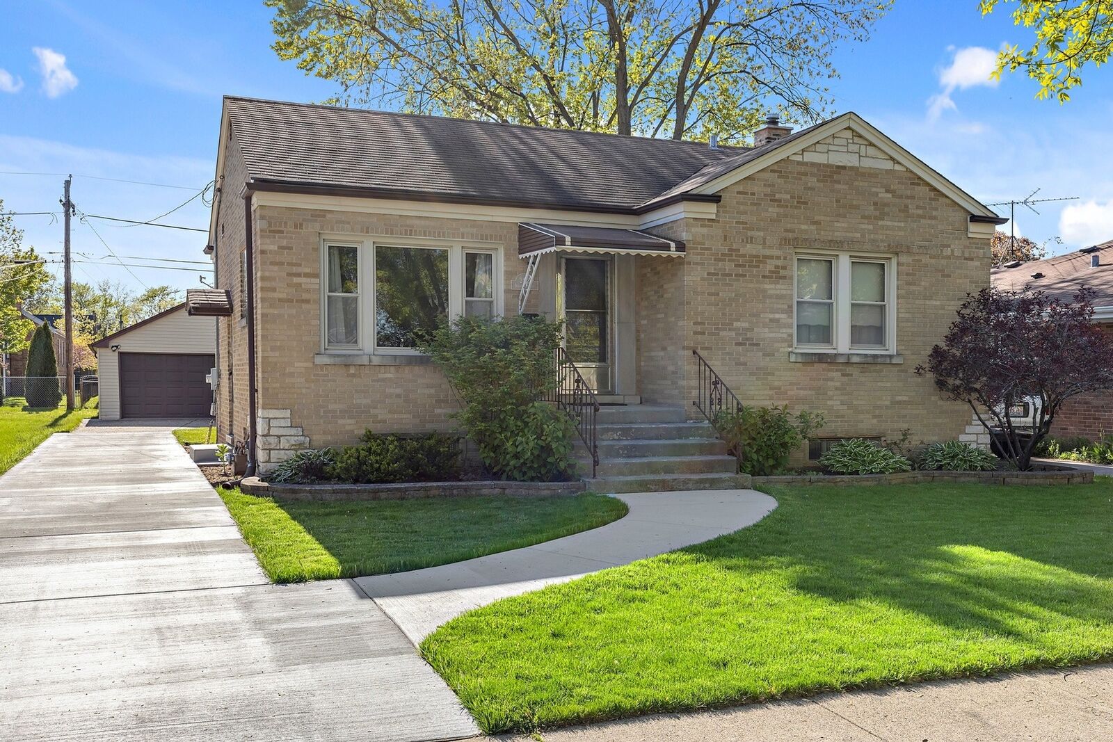 Property Photo:  2412 S 2nd Avenue  IL 60546 