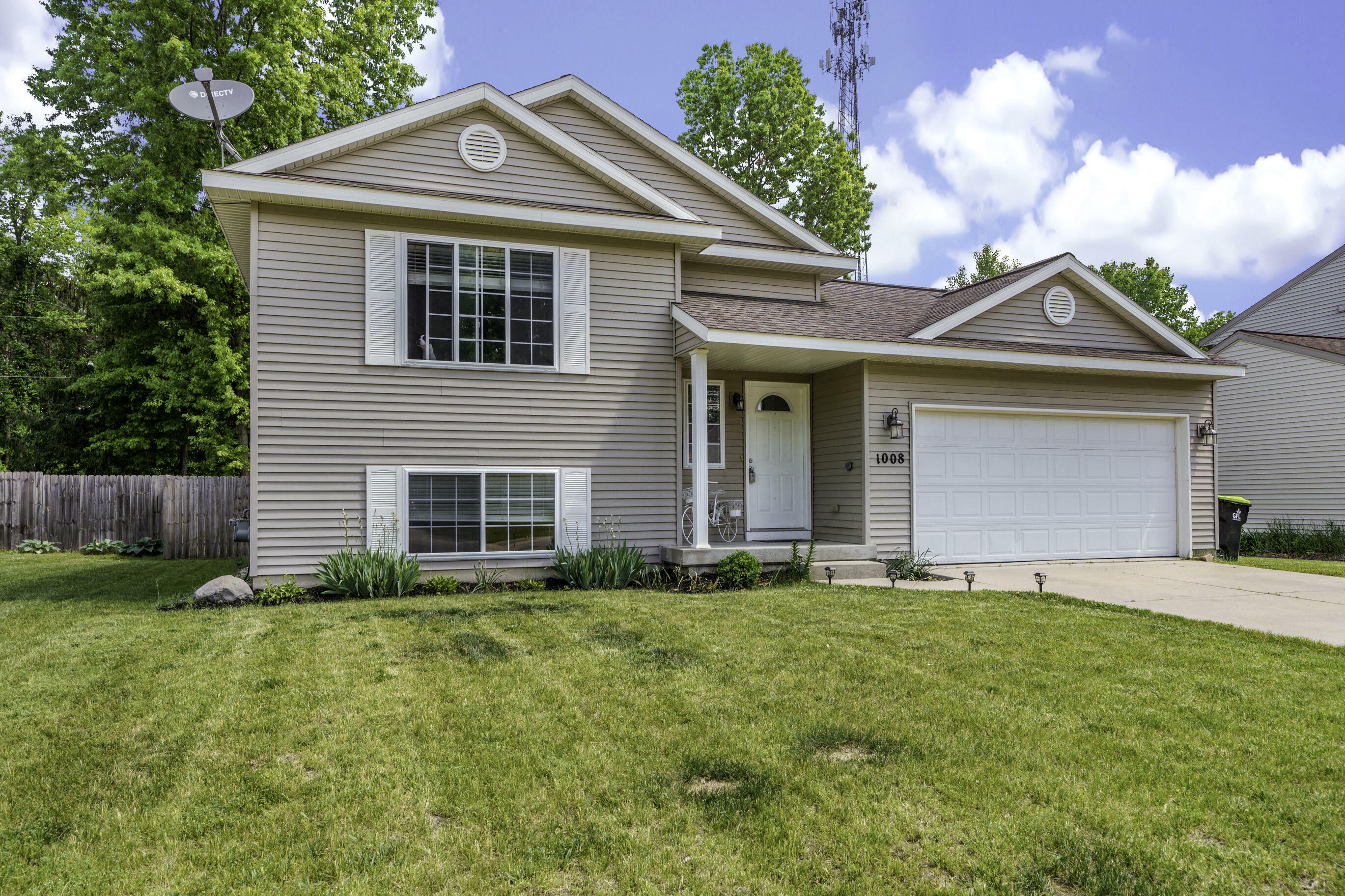 Property Photo:  1008 Sprucewood Drive  MI 48838 