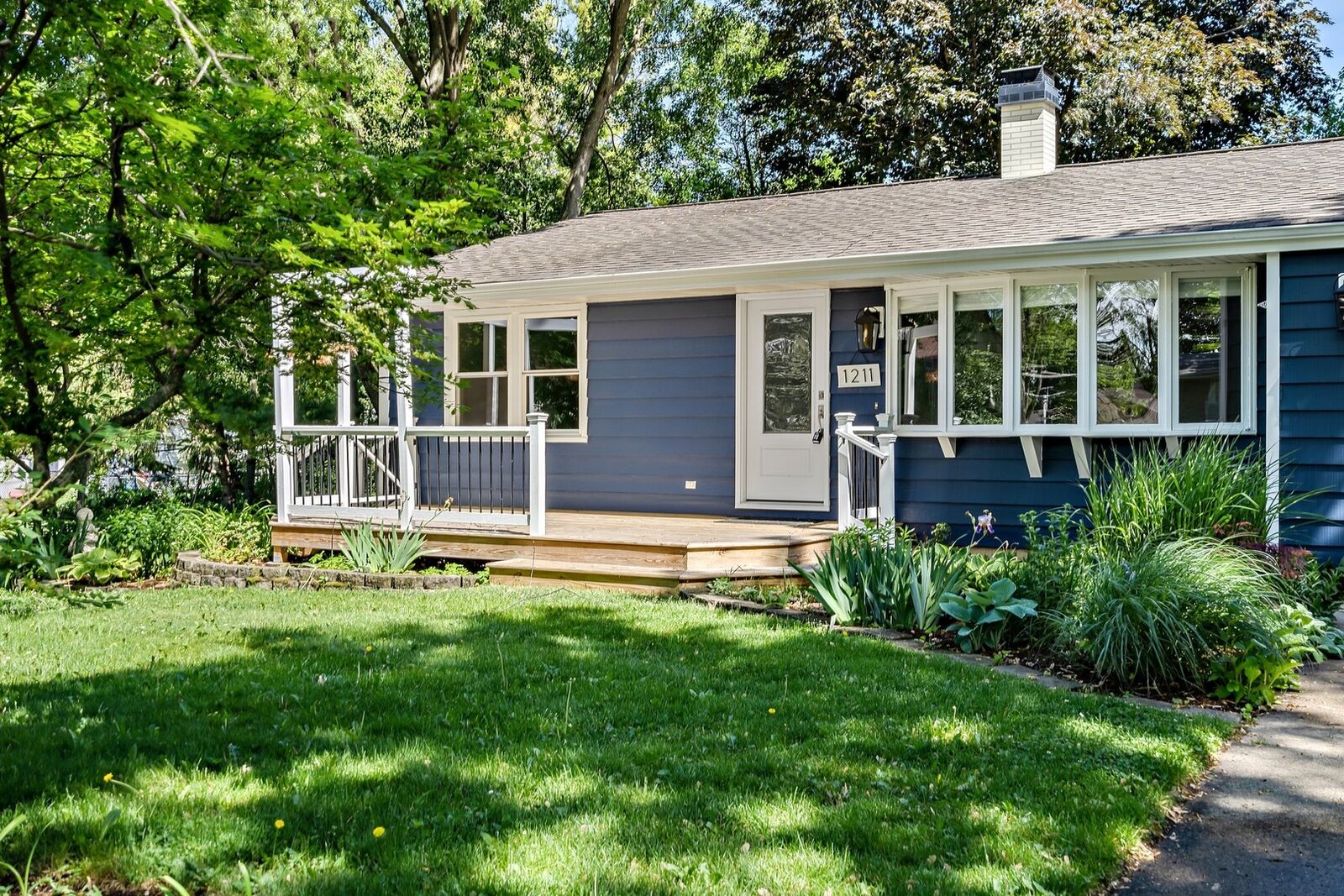 Property Photo:  1211 Pomeroy Court  IL 60174 
