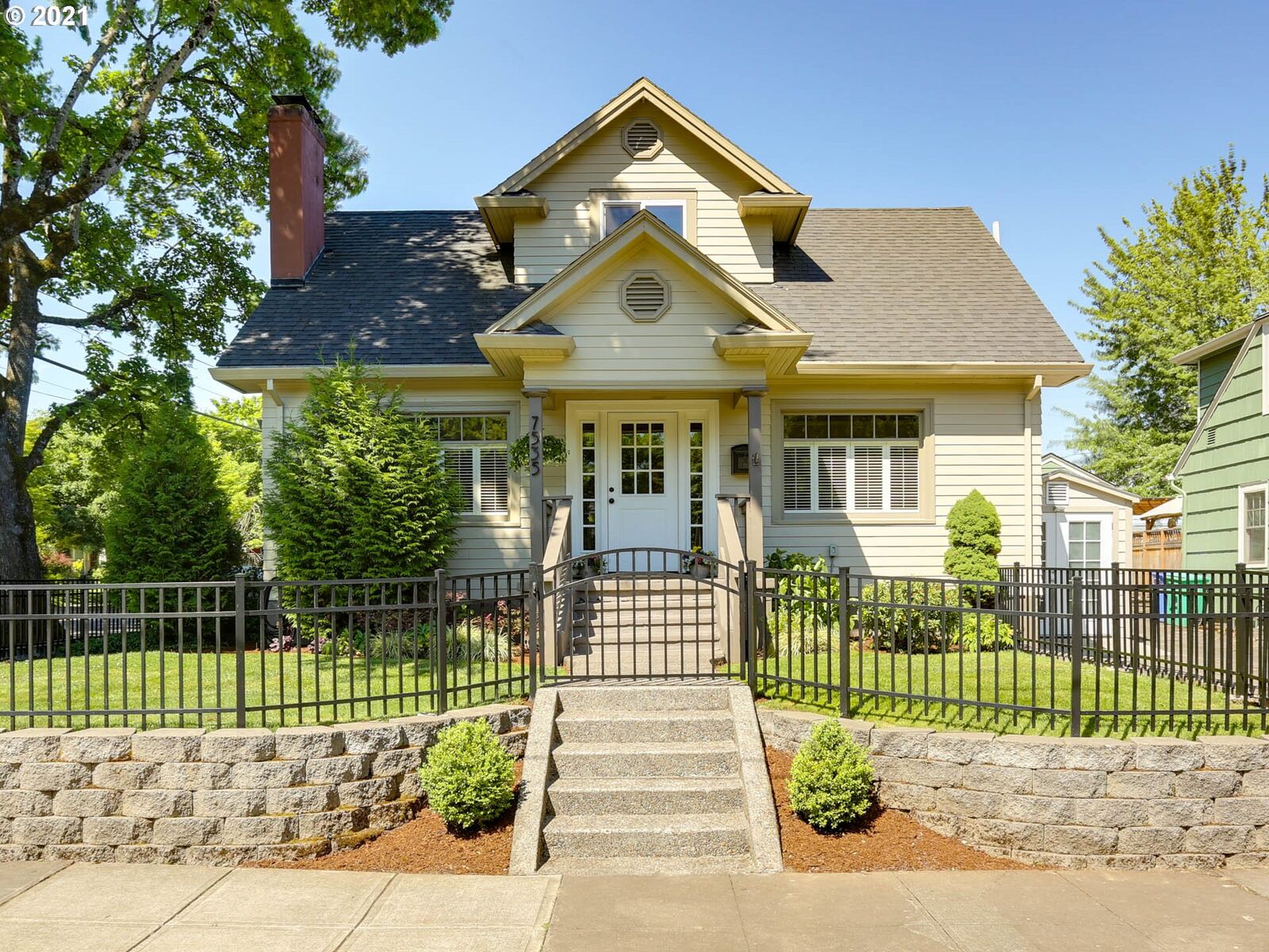 Property Photo:  7535 SE 20th Ave  OR 97202 