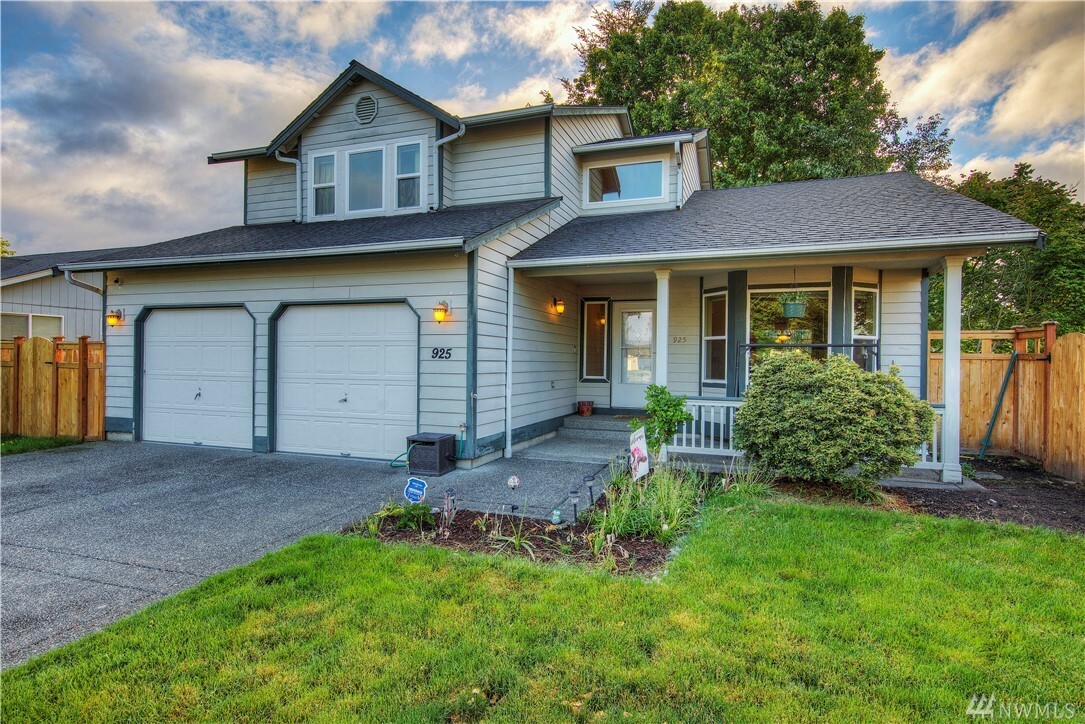 Property Photo:  925 15th St SE  WA 98372 