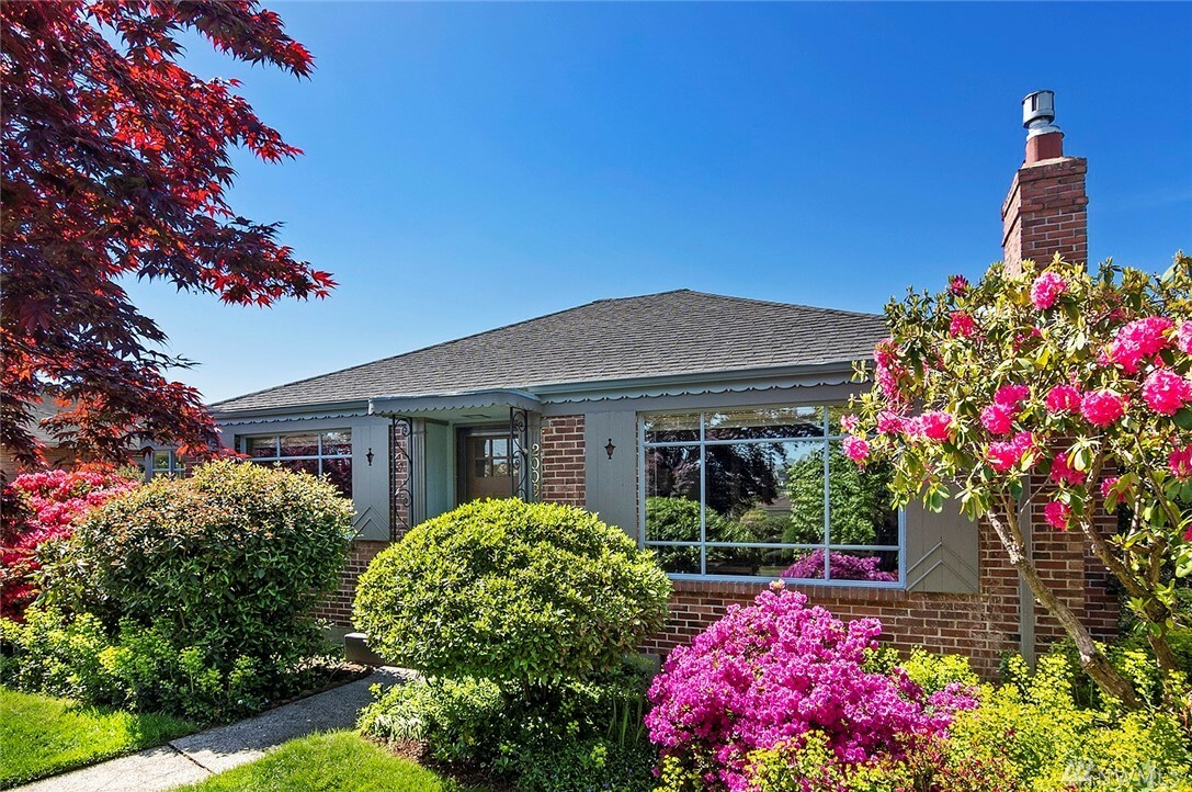 Property Photo: 2009 35th Ave W WA 98199