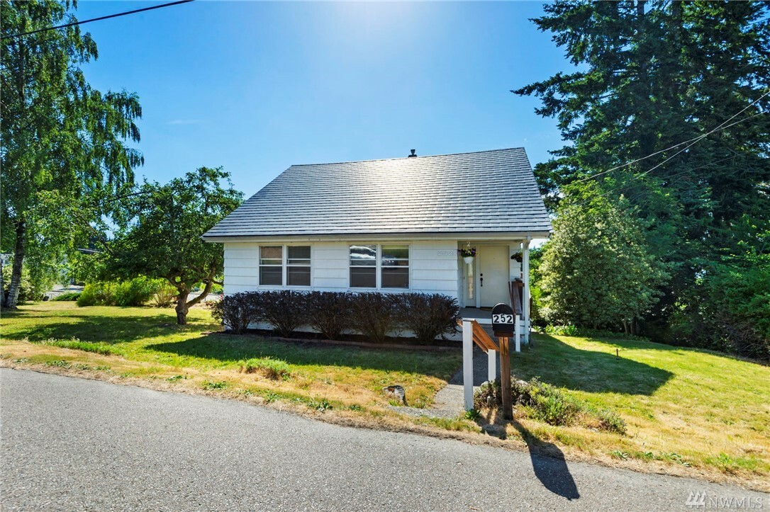 Property Photo:  252 Farragut Ave S  WA 98366 