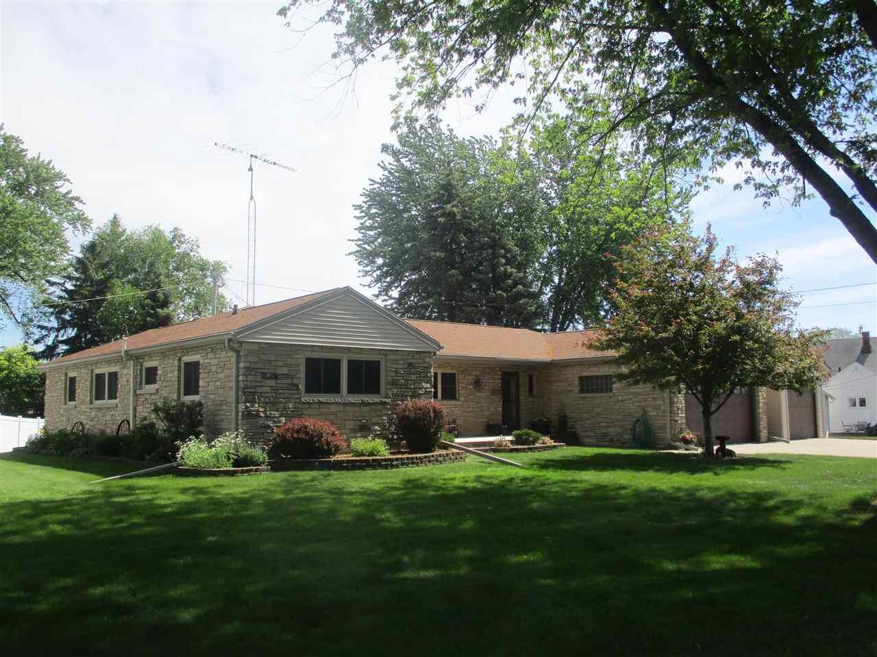 Property Photo:  8 Beverly Ct  WI 53963 
