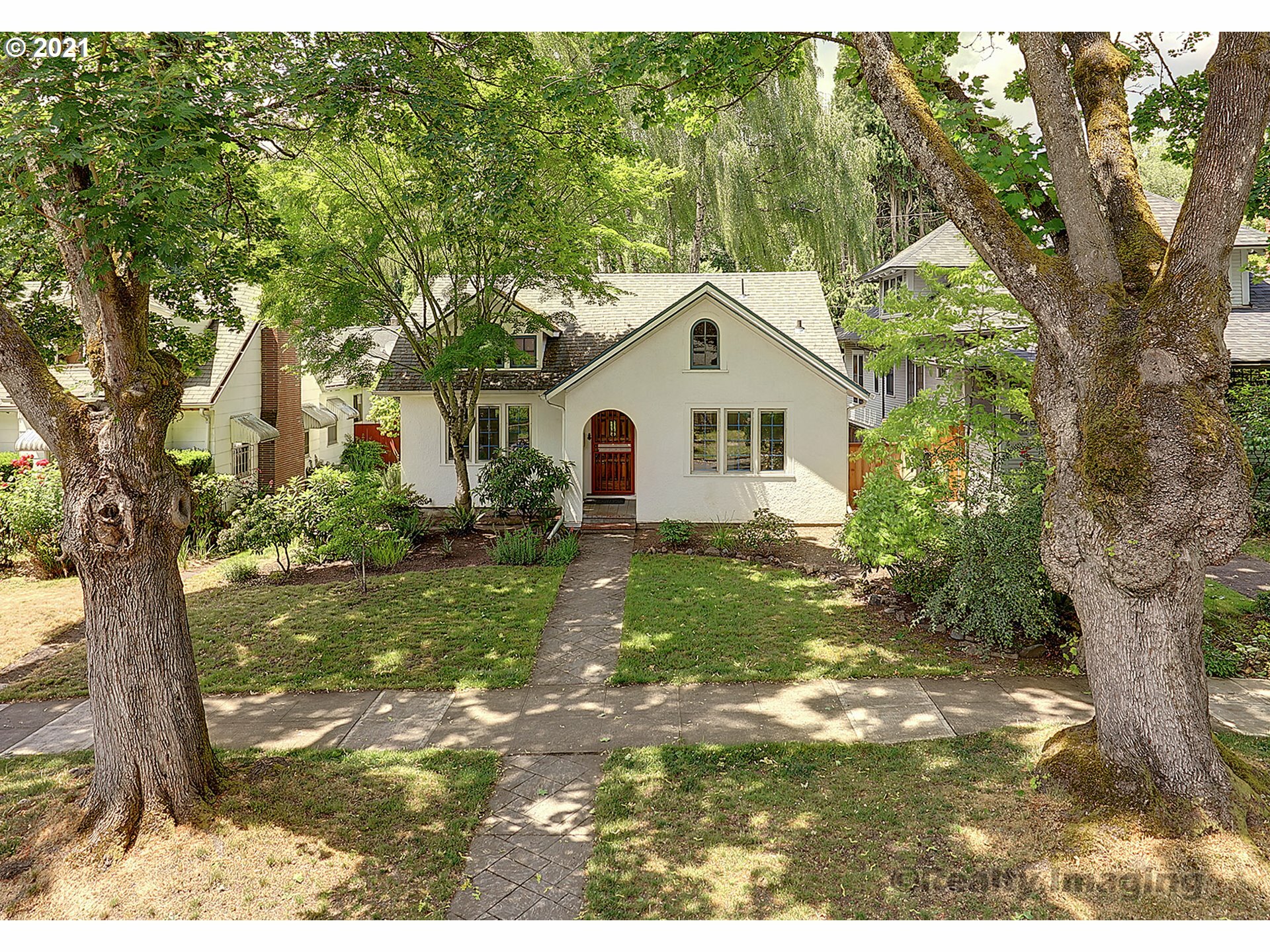 Property Photo: 1943 SE Locust Ave A & B OR 97214