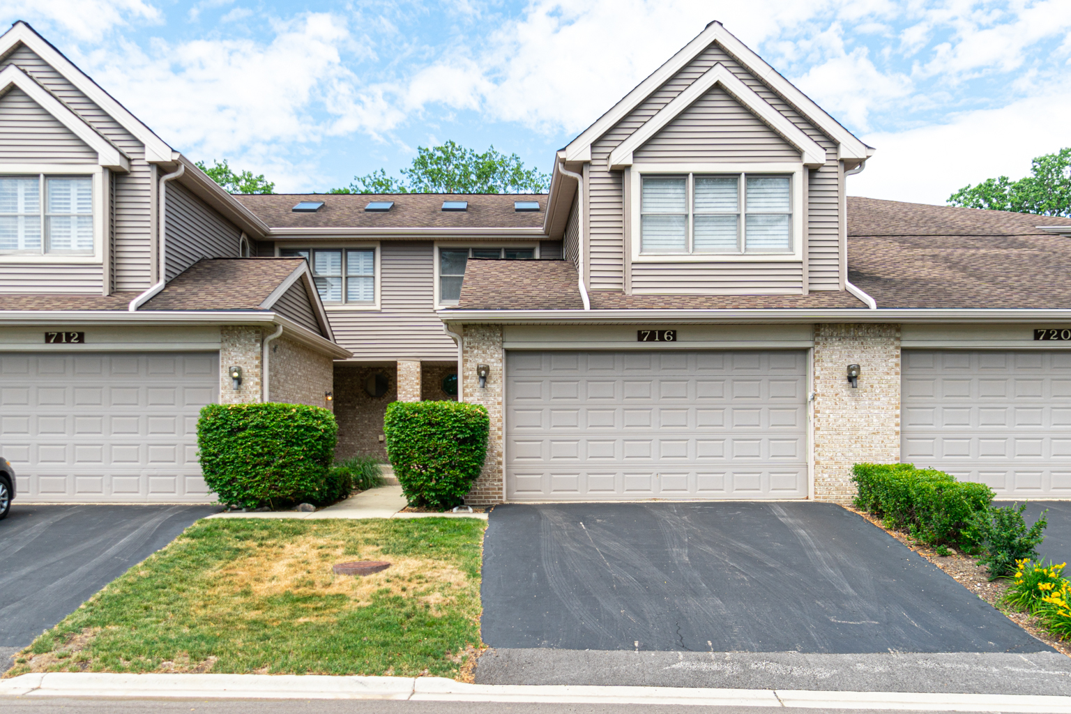 Property Photo: 716 N Walden Drive IL 60067