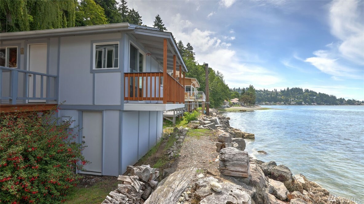 Property Photo:  152 Xx 28th Ave SW  WA 98166 