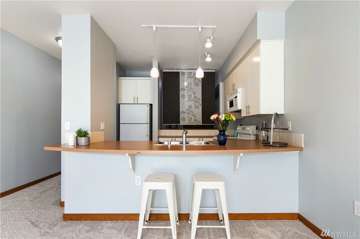 Property Photo: 910 Gladstone St 204 WA 98229