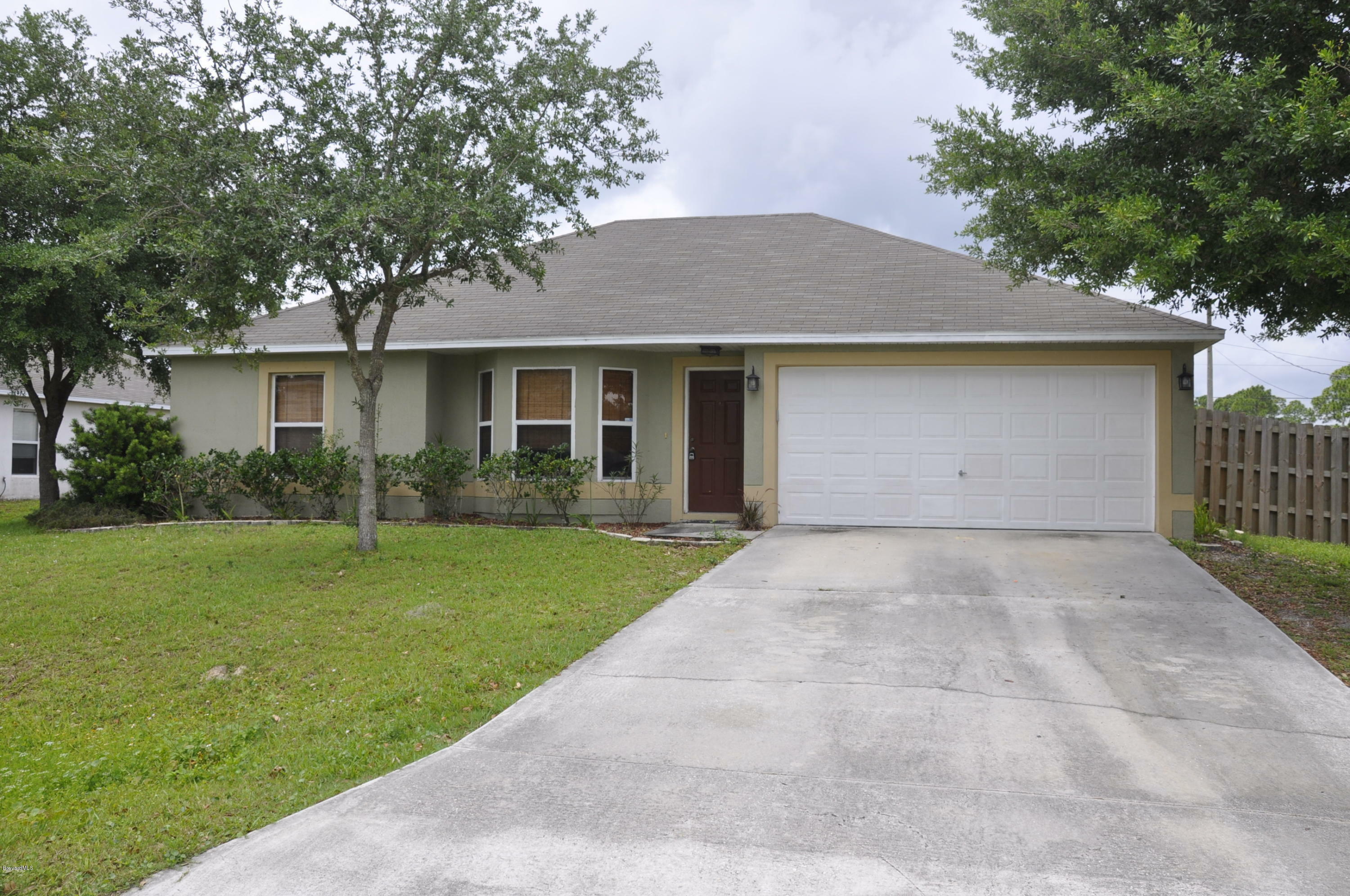 Property Photo:  1050 Helena Avenue NW  FL 32907 