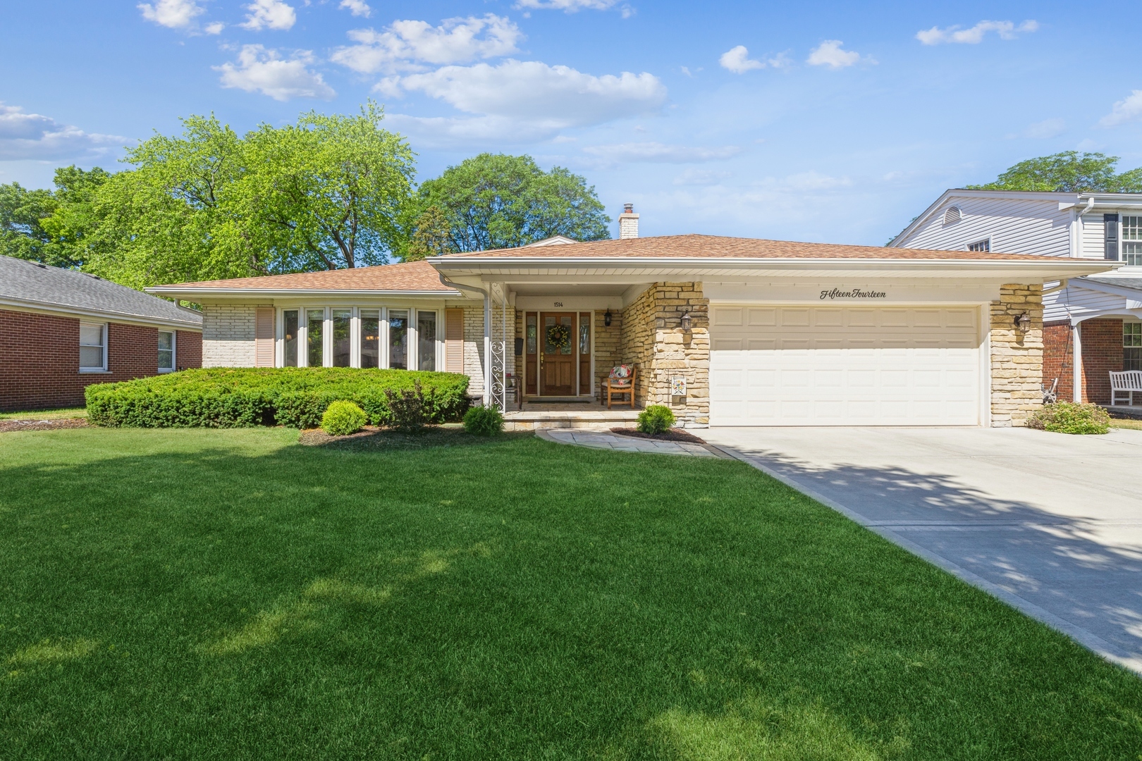 Property Photo: 1514 N Hickory Avenue IL 60004