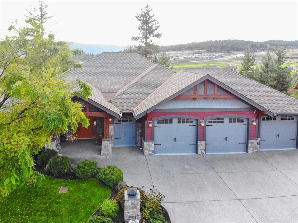 Property Photo:  810 Brassey Place  BC V1H 2H7