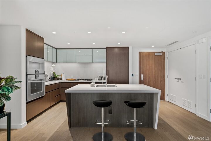 Property Photo: 188 Bellevue Wy NE 306 WA 98004