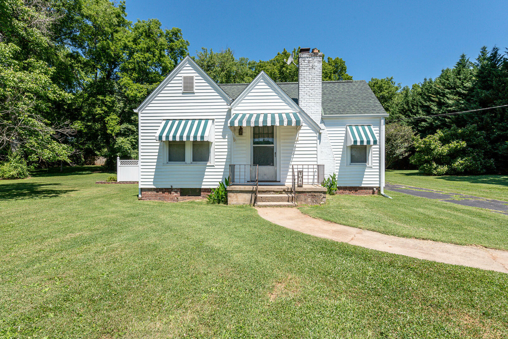 Property Photo:  4041 Woodlawn Pike  TN 37920 