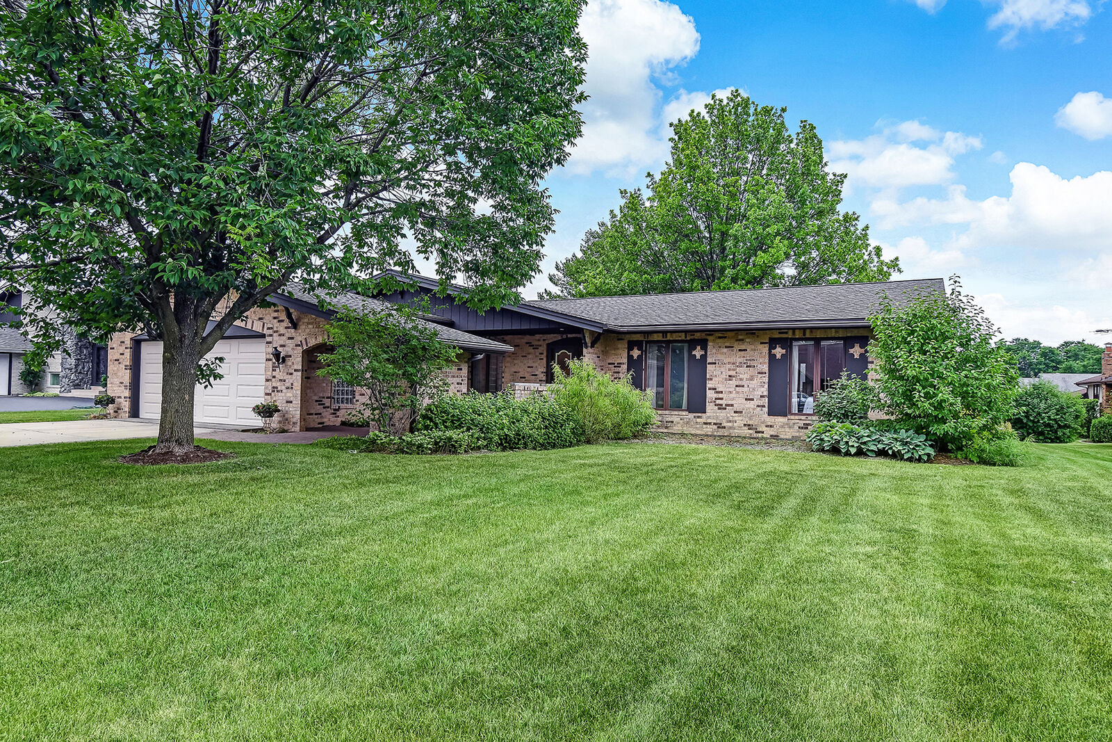 Property Photo:  1625 Heather Lane  IL 60561 