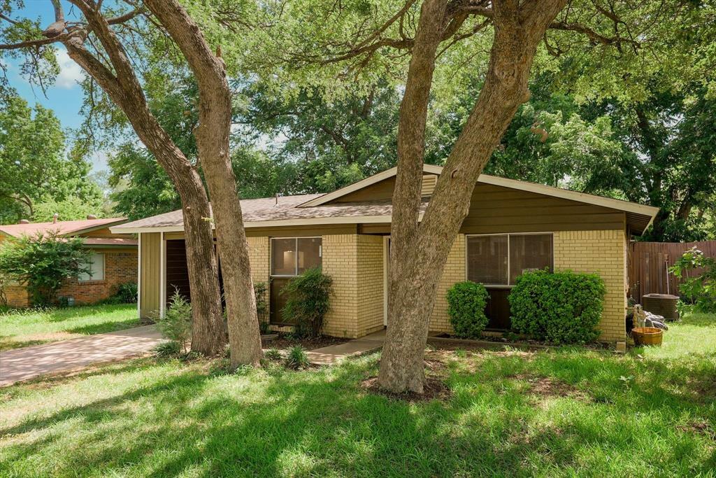 Property Photo:  2505 Carten Street  TX 76112 